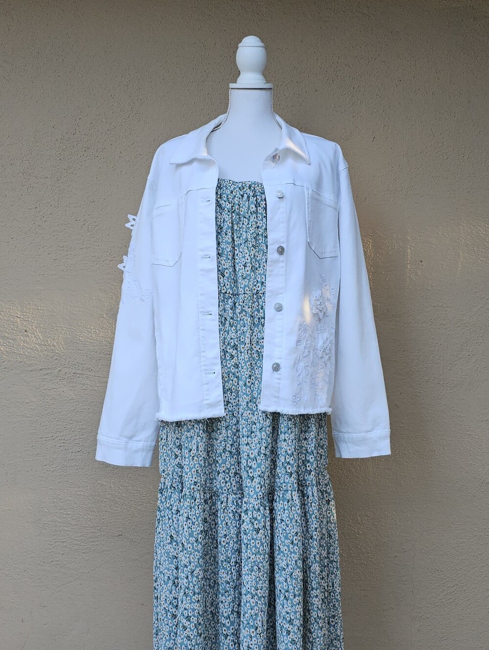 Chicos Cotton Blend Stretchy White Denim With Appliques Size U.S. 4 XXL